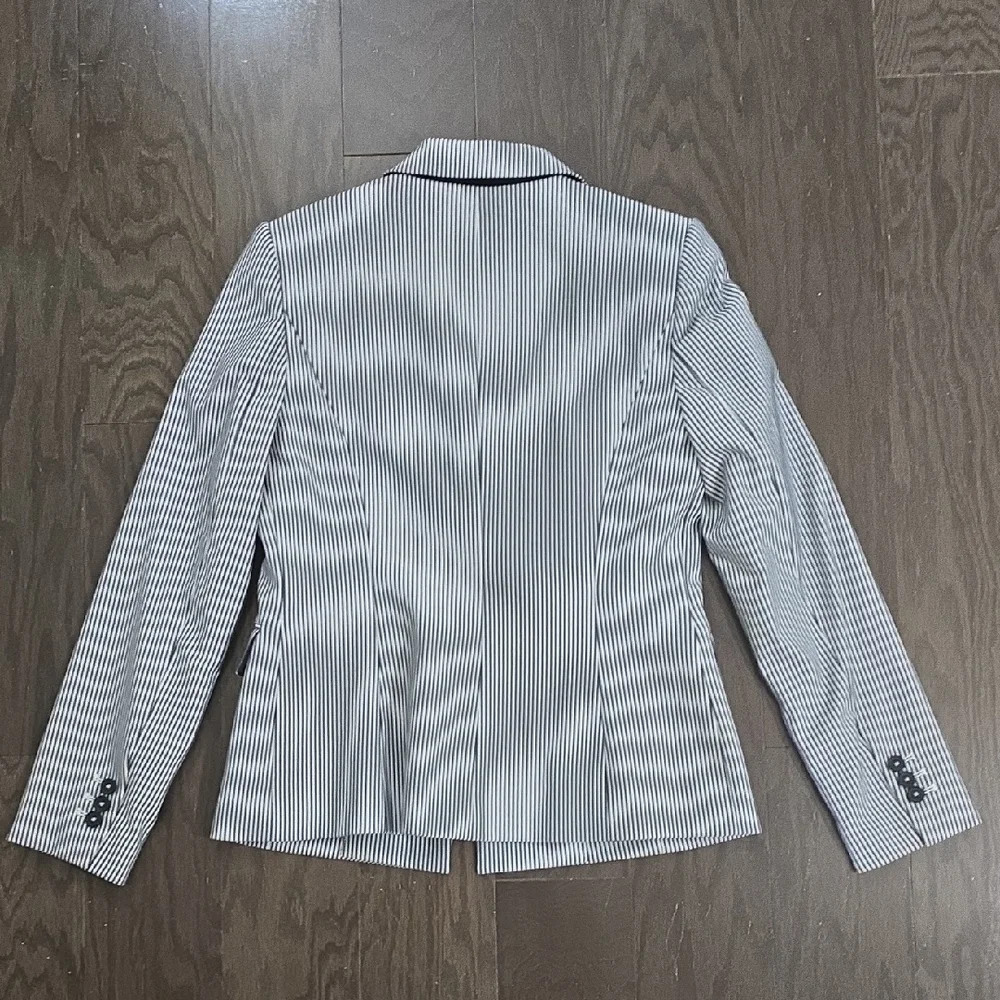 Karl Lagerfeld NWT Pinstripe Blazer Size 6 Women's - Picture 3 of 5
